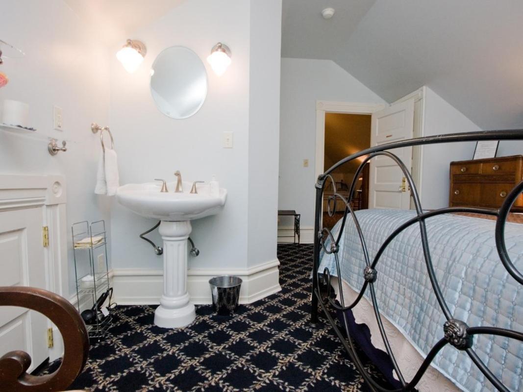 Abbey House Inn (Adults Only) Winters Екстер'єр фото